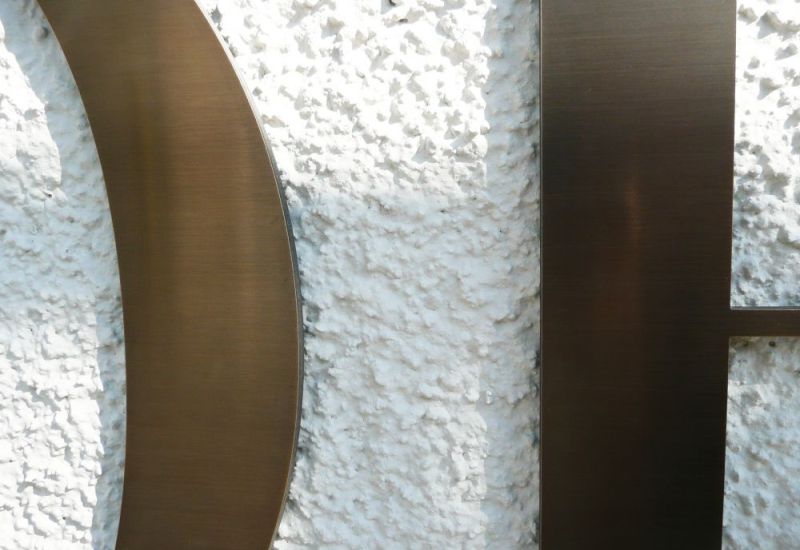 Bezirksgebaeude gelaserte Messingbuchstaben.jpg