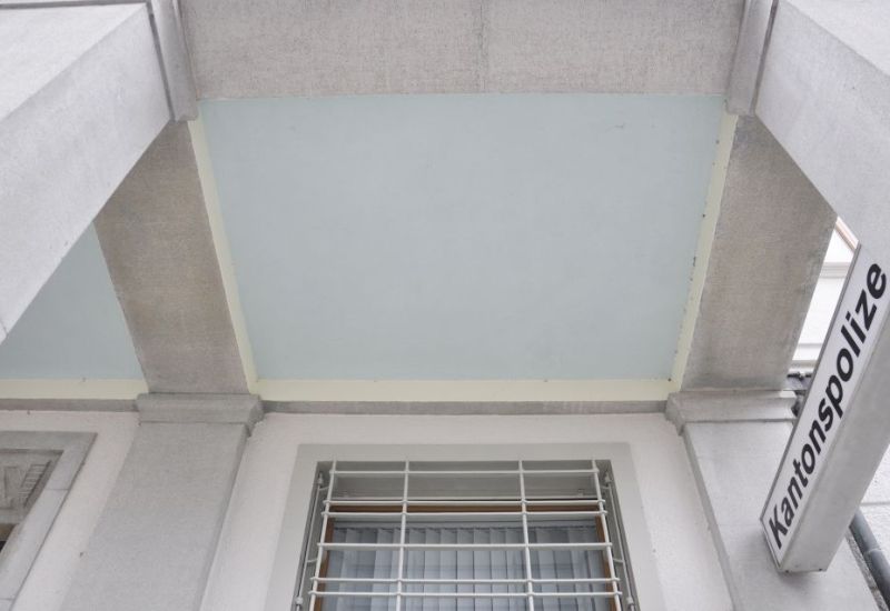 Bezirksgebäude Eingangsportal Untersicht.jpg