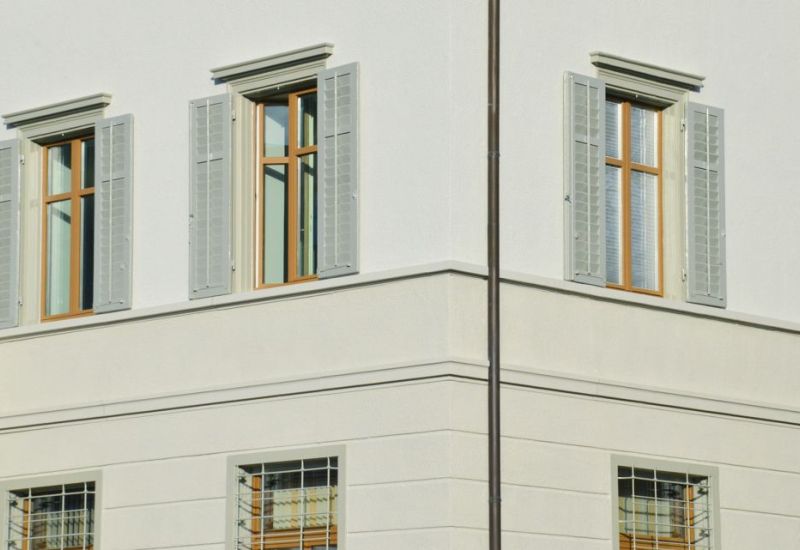 Bezirksgebäude Fassade ums Eck mit Fenster.jpg