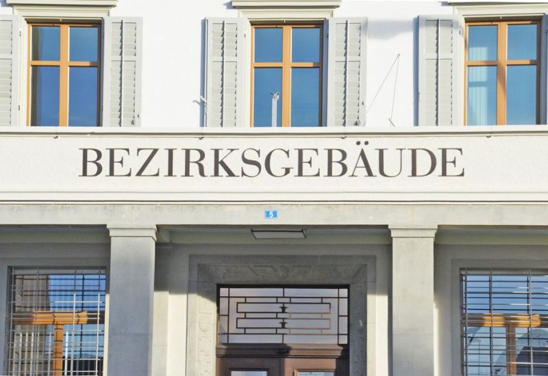 Bezirksgebäude Portal mit Schrift .jpg