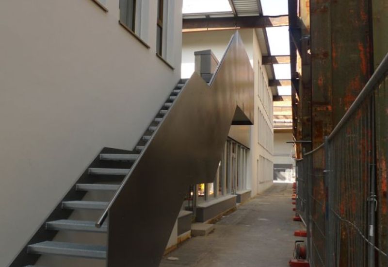 Stadtrandschule Aufgang Pausenterrasse.JPG