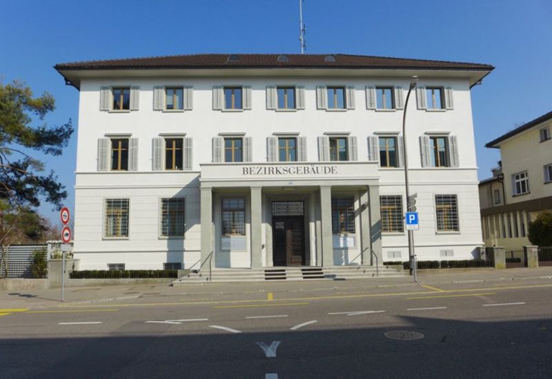 Bezirksgebaeude Hauptfassade.jpg